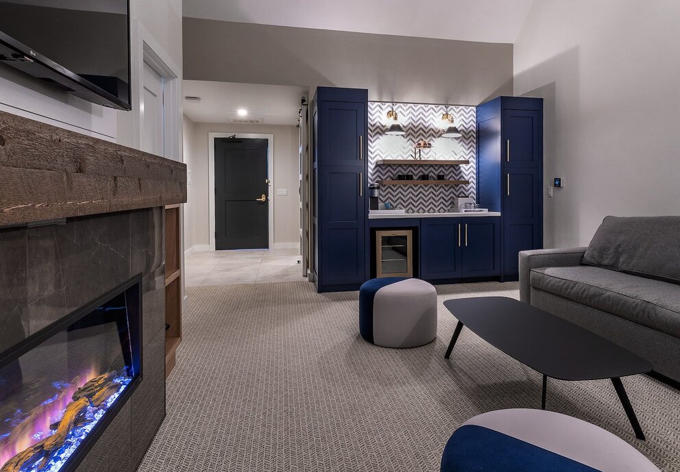 the dorr hotel room interior